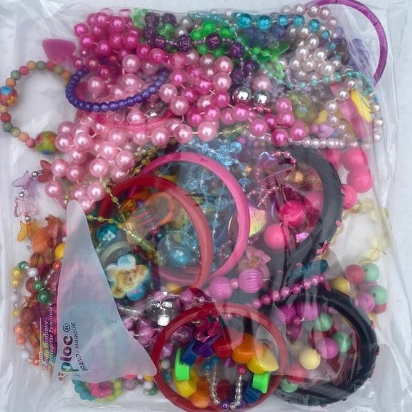 Bag of kids style dress up fashion jewelry beads - Picture 2 of 5